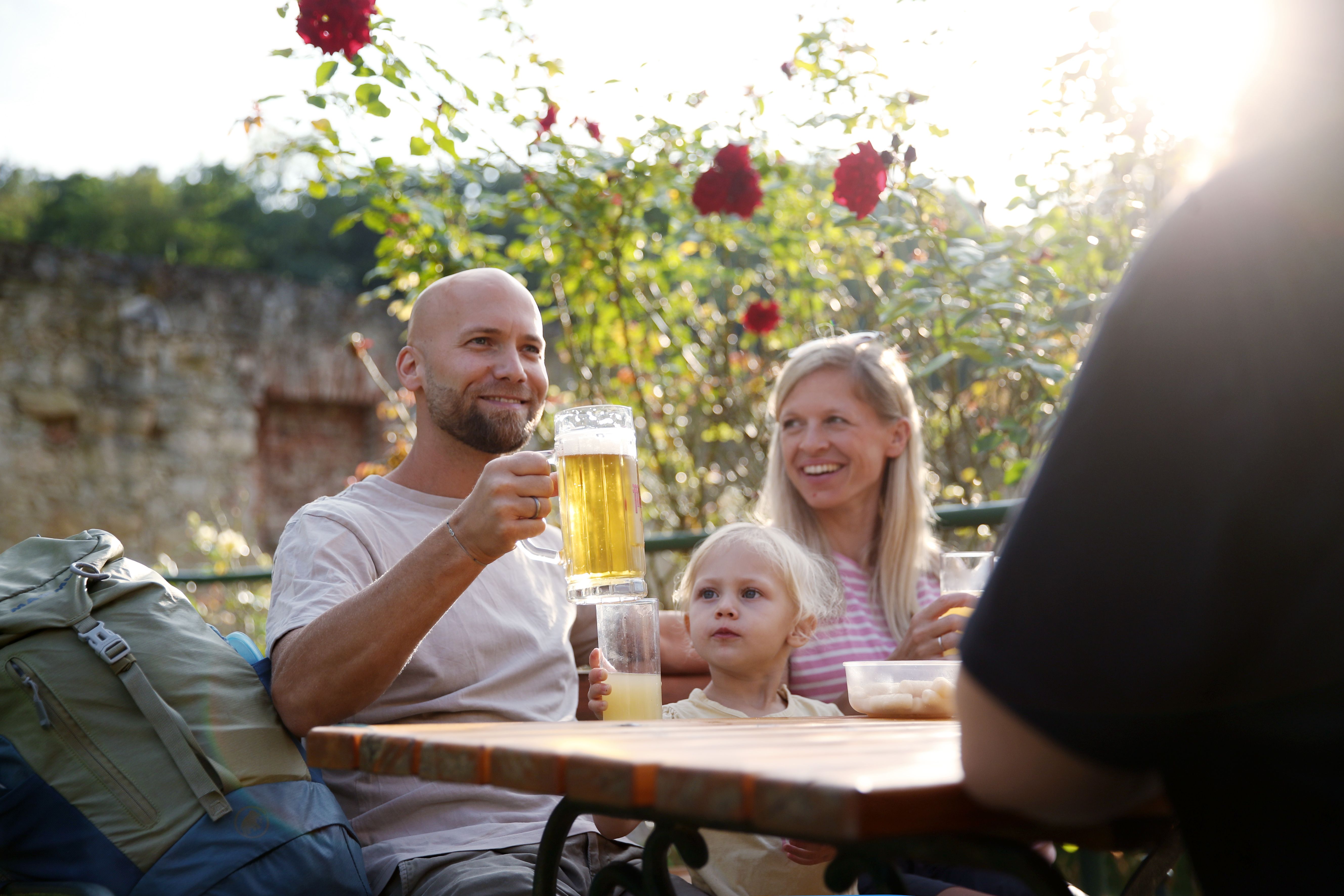 Familie im Klostergarten bei der Jause