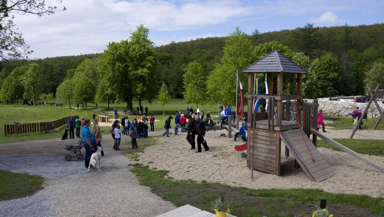 Spielplatz vor dem Naturparkzentrum, © Naturpark Wüste Mannersdorf