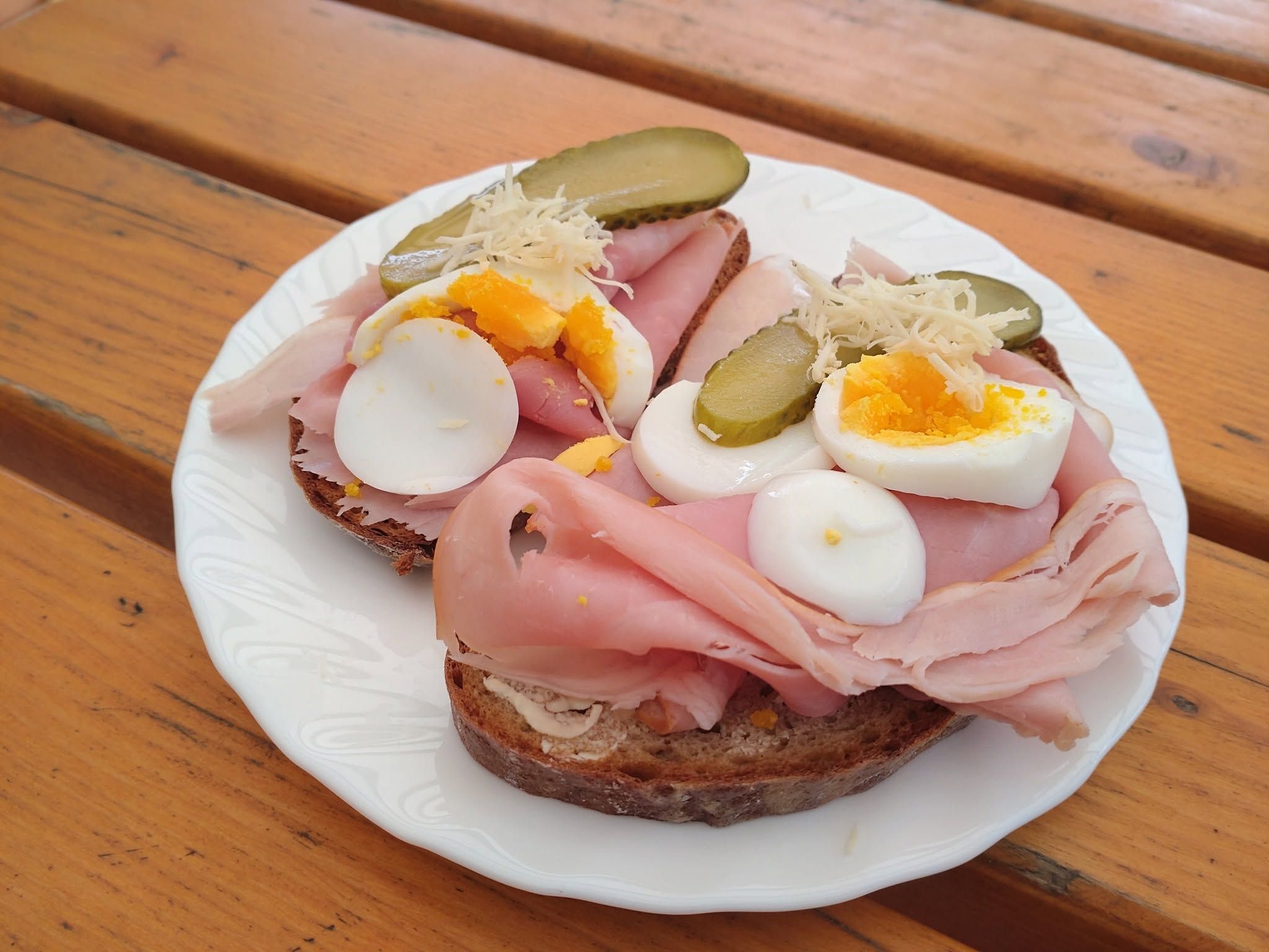 Schinkenbrot garniert