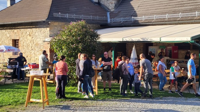 Besucher:innen im Klostergarten